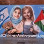 Un murales, comparso su un muro londinese, rimarca con forza che tutti i bambini sono innocenti