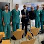 Al centro, il dottor Marco Scaglione con il paziente Francesco Altieri, il primario del reparto di Anestesia e Rianimazione Alessandro Bianchi, il direttore generale dell’Asl AT Giovanni Gorgoni, il direttore sanitario Andrea Fabbo e l’equipe di Cardiologia