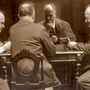Fotomontaggio con autoritratti di Arturo Rocca che gioca a carte con se stesso