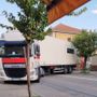 Corso Matteotti bloccato: mezzo pesante in avaria durante la manovra