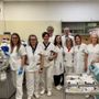 L’equipe del SIMT: medici biologi, infermieri, tecnici di laboratorio con il direttore della struttura complessa, Sandro Macchi, e la coordinatrice tecnica Concetta Tona.