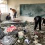 Macerie in una scuola di Gaza rasa al suolo da un attacco dell'IDF