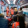 Personale Anpas impegnato nell'illustrare la strumentazione di un'ambulanza