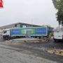 Un mezzo pesante impegnato nel transitare sulla nuova rotonda