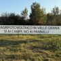 Striscione posto questo pomeriggio nel punto in cui sorgerà l'impianto