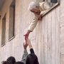 Vittoria Bruno affacciata alla finestra della propria casa