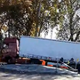 Il camion incastrato nella rotonda di corso Savona Il camion incastrato nella rotonda di corso Savona