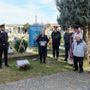 Un momento di preghiera al cippo dell’Insigniti Astigiani al Cimitero di Asti (Merphefoto)