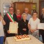 Un'immagine della festa per i 100 anni della signora Tamantini