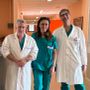 Da sinistra: il dottor Giovanni Zarrelli (direttore dell’Urologia), la dottoressa Maria Carmela Giuffrida (direttore della Chirurgia Generale), il chirurgo Ugo Parisi che ha preso parte all’intervento Da sinistra: il dottor Giovanni Zarrelli (direttore dell’Urologia), la dottoressa Maria Carmela Giuffrida (direttore della Chirurgia Generale), il chirurgo Ugo Parisi che ha preso parte all’intervento