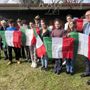 Il gruppo dei ragazzi con gli organizzatori del “Campo Scuola Alpini” ed il tricolore consegnato dal Lions Club Costigliole d’Asti Il gruppo dei ragazzi con gli organizzatori del “Campo Scuola Alpini” ed il tricolore consegnato dal Lions Club Costigliole d’Asti