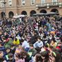 Oltre mille studenti in piazza contro il bullismo: Asti dice no con una voce sola a "quel muro che umilia" [FOTO E VIDEO]