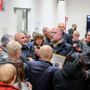 Il sindaco Rasero attorniato da alcuni residenti di Cascina Volta (MerfePhoto) Il sindaco Rasero attorniato da alcuni residenti di Cascina Volta (MerfePhoto)