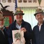 Il neo presidente della Sezione Ana di Asti Giorgio Gianuzzi (a sinistra) e il vice presidente vicario Francesco Marzo (a destra) consegnano il regalo degli amici Alpini al past presidente Fabrizio Pighin (al centro) - Ph. Roberto Signorini