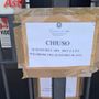 Il cartello fuori dal locale