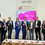 Brindisi allo stand piemontese del Vinitaly. Al centro dell'immagine, con fascia tricolore, Simone Nosenzo, sindaco di Nizza Monferrato e vicepresidente della Provincia di Asti