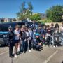 Gli studenti della Vicàri e il dirigente scolastico Claudio Thoux con agenti della Polizia Penitenziaria