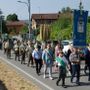 Il corteo sfila per le campagne di Castelletto Merli durante la Festa del 60° anno di fondazione del Gruppo Alpini
