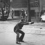 La celebre immagine, scattata da Paolo Pedrizzetti, di Giuseppe Memeo con in mano una pistola durante gli scontri di Via degli Amici a Milano (1977) - Fonte: Wikipedia