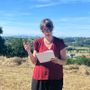 Bianca Bordone nel paesaggio di San Rocco tra colline e montagne Bianca Bordone nel paesaggio di San Rocco tra colline e montagne