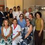 Rita Pujia con i figli Matteo e Lorenzo, la sorella Anna e altri familiari, i volontari dell'Astro ODV Antonio Chies e Paola Gallesio, il direttore generale dell'Asl AT Giovanni Gorgoni, Manuela Cazzulo (coordinatrice infermieristica dell'Oncologia), Roberta Favrin (ufficio stampa e comunicazione Asl AT)