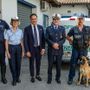 L'assessore Giacomini con il comandante della polizia locale Saracco, i commissari Ivaldi e Borgo con il nuovo cane e il suo conduttore