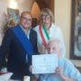 Il neo centenario con il consigliere Mancuso e la sindaca Masino Il neo centenario con il consigliere Mancuso e la sindaca Masino