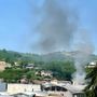 Canelli, intervento dei vigili del fuoco per un incendio su un camion carico di legna