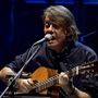 Fabrizio De André ritratto durante un concerto nel 1998 (Wikipedia)