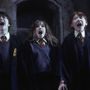 Un frame tratto da Harry Potter e la pietra filosofale con gli allora (2001) giovanissimi protagonisti