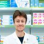 Monti dietro il bancone della sua farmacia