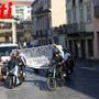 Gli amici di "Fari" durante il funerale Gli amici di "Fari" durante il funerale