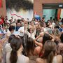 Rita attorniata dalle sue "modelle per un giorno" (MerfePhoto)