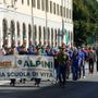 I giovani del campo scuola di Costigliole sfilano a Pinerolo con gli alpini astigiani I giovani del campo scuola di Costigliole sfilano a Pinerolo con gli alpini astigiani