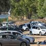 Le auto di alcuni dei partecipanti al festival musicale tramutatasi in tragedia