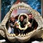 Da sinistra Graziano Delmastro, direttore del Parco, Alessandra Fassio e Marco Sabia nella bocca del Megalodonte Da sinistra Graziano Delmastro, direttore del Parco, Alessandra Fassio e Marco Sabia nella bocca del Megalodonte