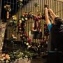 Fiori, omaggi e pensieri lasciati sul parapetto del rio Nizza all'altezza di dov'è stata scaraventata Zoe