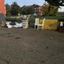 Rifiuti abbandonati in via Arno