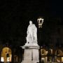 La statua di Alfieri, nell'omonima piazza cittadina, ritratta in un suggestivo scatto notturno di Merfephoto - Efrem Zanchettin La statua di Alfieri, nell'omonima piazza cittadina, ritratta in un suggestivo scatto notturno di Merfephoto - Efrem Zanchettin