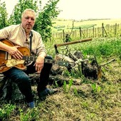 Amemanera canta le radici con “Rondarèina”: un viaggio tra Langa, Monferrato e memoria Amemanera canta le radici con “Rondarèina”: un viaggio tra Langa, Monferrato e memoria