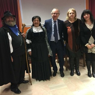 Il presidente con Angela Motta e alcuni rappresentanti della comunità in abiti locali