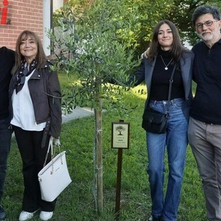 Mimmo Lucano ad Asti con la famiglia di Adele e l'albero a lei dedicato