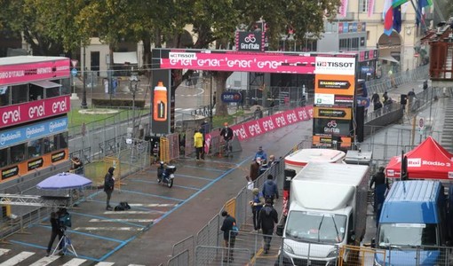 L'allestimento per la tappa astigiana del Giro d'Italia 2020