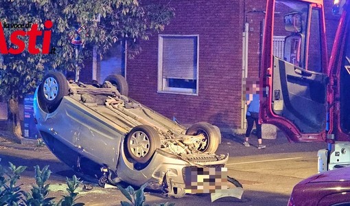 Viale Partigiani bloccato in entrambi i sensi per un'auto ribaltata