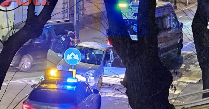 Schianto in via Calosso: fuga dell'autista sventata dalla polizia Schianto in via Calosso: fuga dell'autista sventata dalla polizia