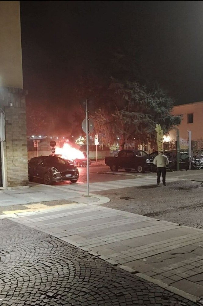 Auto in fiamme nel piazzale della stazione di Asti