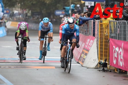 Ciclisti Giro d'Italia in arrivo ad Asti