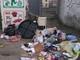 Abbandono di rifiuti: discarica a cielo aperto davanti alla scuola San Domenico