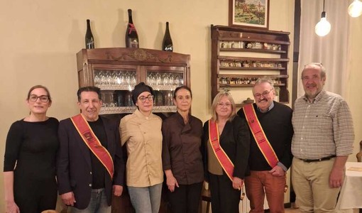 “A tavola con il re dei cuochi”, l’11 giugno a Cocconato la finale con il Pollo alla Marengo che aiuta i bambini del Gaslini