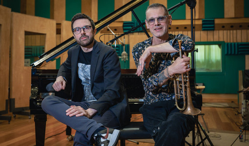 Fabrizio Bosso e Julian Oliver Mazzariello, protagonisti di un intenso omaggio all'indimenticato Pino Daniele (ph. Angelo Orefice)